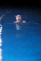 .boy en piscina foto