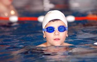 .boy en piscina foto