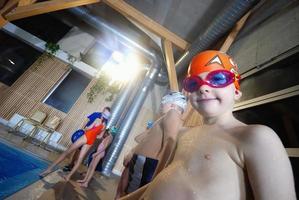 .niños divirtiéndose en la piscina foto