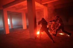 tropas militares en acción entorno urbano foto