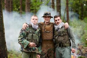 soldados y terroristas tomando selfie foto