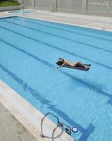 hermosa mujer relajarse en la piscina foto