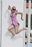 mujer joven feliz al aire libre foto