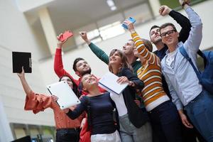 estudiantes en la escuela moderna usando tecnología modrn foto