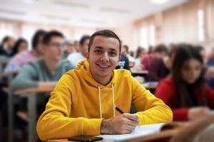 estudiante tomando notas mientras estudia en la escuela secundaria foto