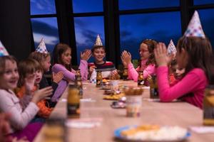 joven teniendo fiesta de cumpleaños foto