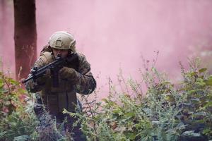 soldado en acción apuntando a la óptica de mira láser de arma foto