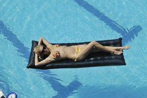 mujer relajarse en la piscina foto