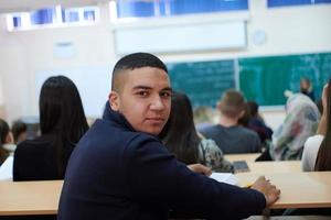 estudiante tomando notas mientras estudia en la escuela secundaria foto