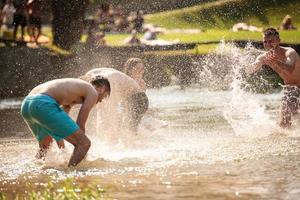 alegría de verano amigos divirtiéndose en el río foto