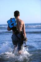 retrato, de, un, joven, kitsurf, hombre, en, playa, en, ocaso foto