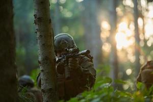 soldado en acción apuntando a la óptica de mira láser de arma foto