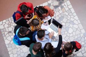 estudiantes que usan tecnología moderna para proyectos escolares foto