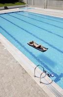 hermosa mujer relajarse en la piscina foto