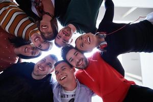 grupo de jóvenes felices mostrando su unidad foto