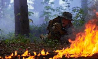 soldado en acción foto