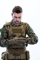 primer plano de las manos del soldado poniendo guantes protectores de batalla foto