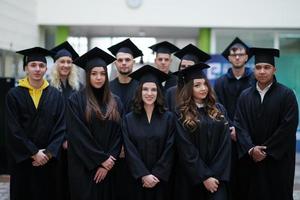 grupo de diversos estudiantes graduados internacionales celebrando foto