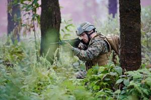 soldado en acción foto