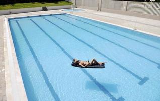 hermosa mujer relajarse en la piscina foto