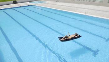 hermosa mujer relajarse en la piscina foto