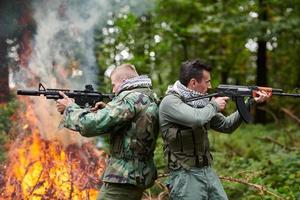 terrorista militar en el campo foto