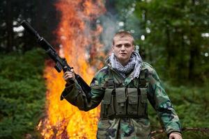 militar en campo foto