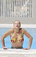 hermosa mujer relajarse en la piscina foto