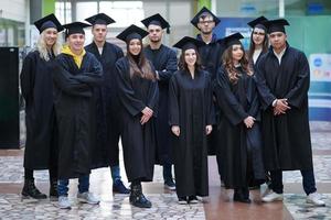 grupo de diversos estudiantes graduados internacionales celebrando foto