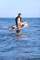 retrato, de, un, joven, kitsurf, hombre, en, playa, en, ocaso foto