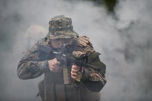 soldado en acción apuntando a la óptica de mira láser de arma foto