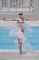 hermosa mujer relajarse en la piscina foto