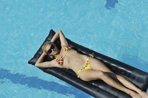 mujer relajarse en la piscina foto