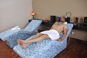 hombre relajándose en el spa foto