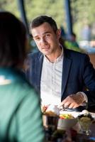 pareja joven disfrutando del almuerzo en el restaurante foto