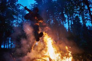 soldado en acción por la noche foto