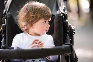 niña sentada en el cochecito foto