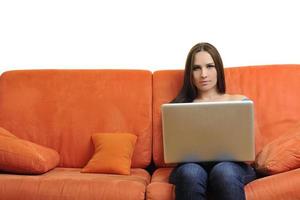 mujer usando una computadora portátil en casa foto