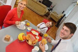 la familia tiene un desayuno saludable en casa foto