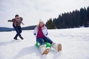 feliz pareja joven divirtiéndose en un espectáculo fresco en vacaciones de invierno foto