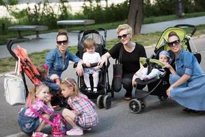 madre con hijos en el parque foto