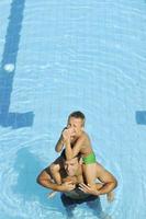 feliz padre e hijo en la piscina foto