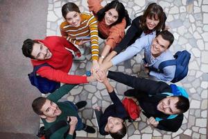 grupo de jóvenes felices mostrando su unidad. foto