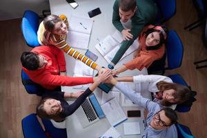 estudiantes celebrando proyecto terminado con éxito foto