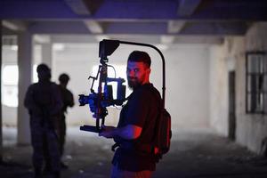 videógrafo tomando acción disparar de soldados en acción entorno urbano foto