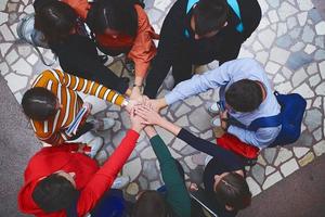 grupo de jóvenes felices mostrando su unidad. foto