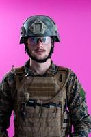 guerra moderna soldado fondo rosa foto