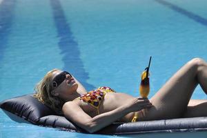 mujer relajarse en la piscina foto