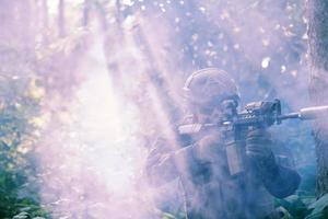 soldado en acción apuntando a la óptica de la mira láser foto
