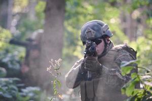 soldado en acción apuntando a la óptica de mira láser de arma foto